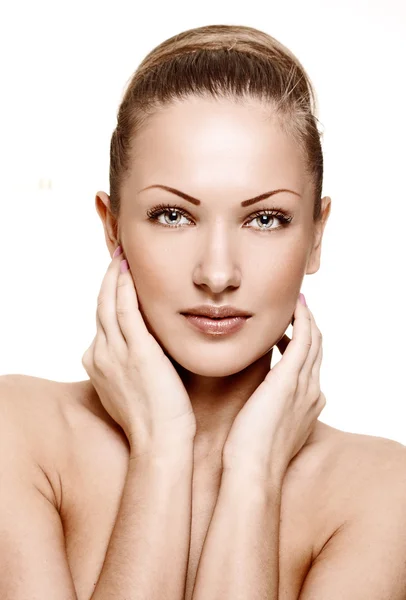 Retrato de close-up de um modelo de moda bonita com pele limpa perfeita — Fotografia de Stock