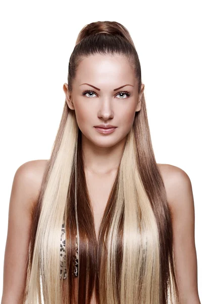 मोहक लांब चमकदार केस असलेल्या सुंदर तरुण स्त्रीचे बंद-अप पोर्ट्रेट, पांढरा पार्श्वभूमीवर वेगळे — स्टॉक फोटो, इमेज