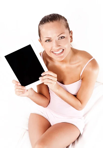 Sonriente joven hermosa mujer con una tableta ordenador PC en casa —  Fotos de Stock