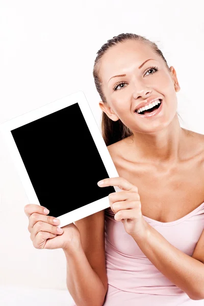 Uśmiechnięta młoda piękna kobieta z komputera typu tablet w domu — Zdjęcie stockowe