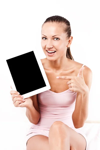 Tablet pc bilgisayar vasıl ev ile genç gülümseyen güzel kadın — Stok fotoğraf