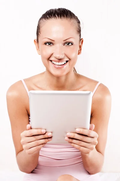 Sonriente joven hermosa mujer con una tableta ordenador PC en casa — Foto de Stock