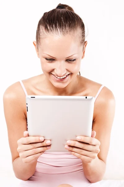 Sorridente giovane bella donna con un computer tablet pc a casa — Foto Stock