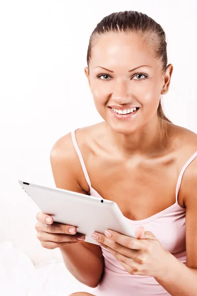 Sorridente giovane bella donna con un computer tablet pc a casa — Foto Stock