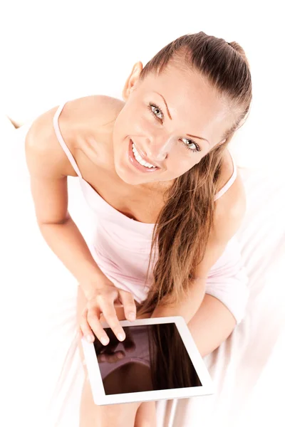 집에서 tablet pc 컴퓨터와 웃는 젊은 아름 다운 여자 — 스톡 사진