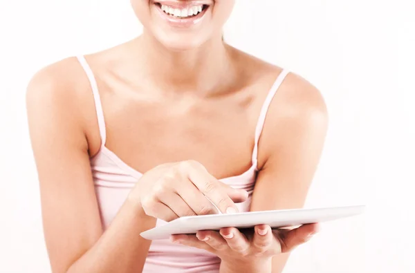 Sonriente joven hermosa mujer con una tableta ordenador PC en casa —  Fotos de Stock