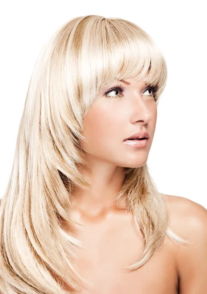 Улыбающаяся молодая красивая женщина с длинными светлыми прямыми волосами в парике — стоковое фото