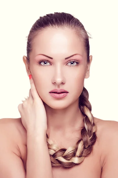 Close-up retrato de uma mulher bonita com maquiagem de moda — Fotografia de Stock
