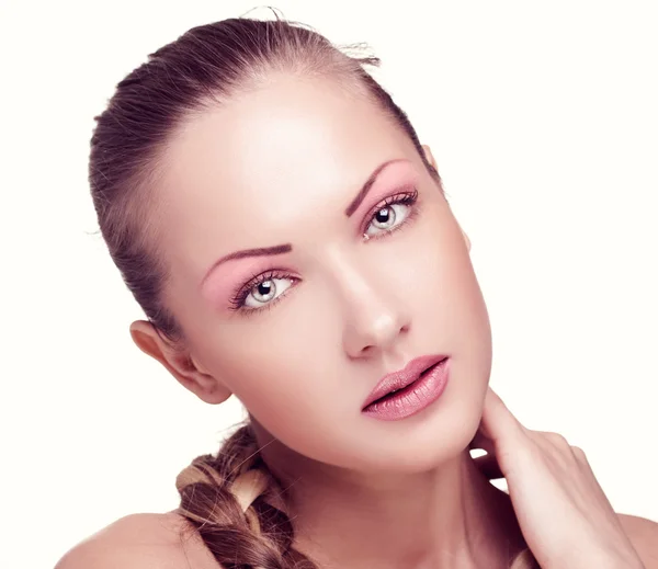 Retrato de cerca de una hermosa mujer con maquillaje de moda —  Fotos de Stock