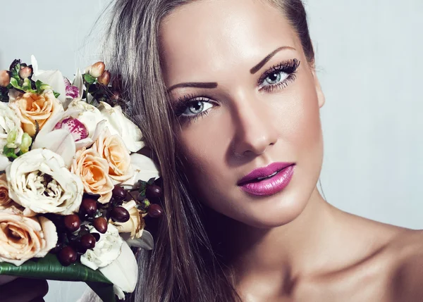 Sensual beautiful woman with flowers, glamour makeup — Stock Photo, Image