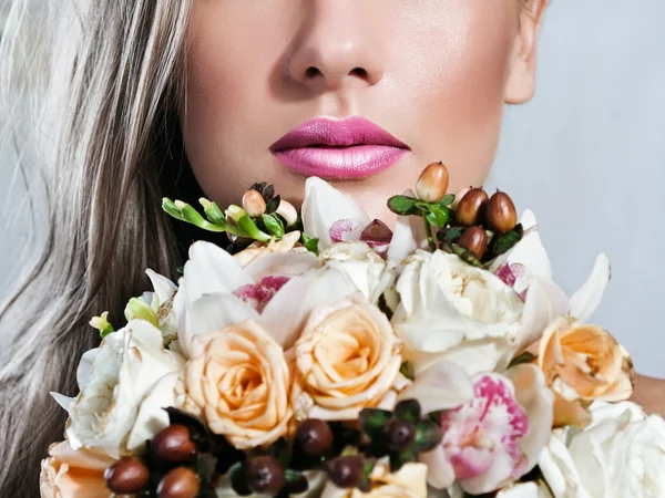 Beautiful female face, young woman, lips, flowers — Stock Photo, Image