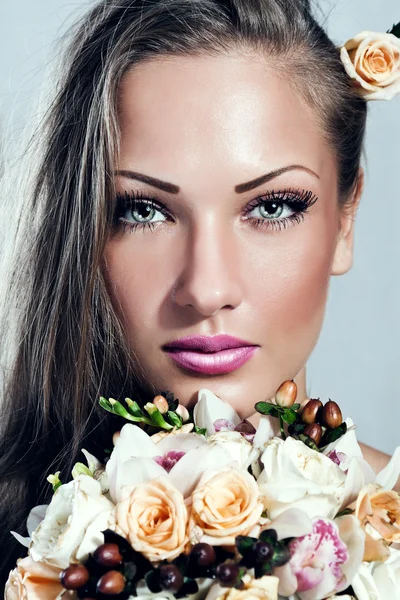 Jeune belle femme aux fleurs, maquillage glamour, peau propre parfaite, cheveux longs — Photo