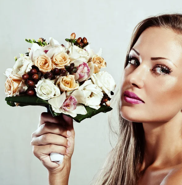 Junge schöne Frau mit Blumen, Glamour-Make-up, perfekt saubere Haut, lange Haare — Stockfoto