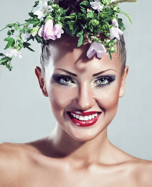 Mode-Modell, schöne Frau mit Blumen auf dem Kopf, Glamour-Make-up — Stockfoto