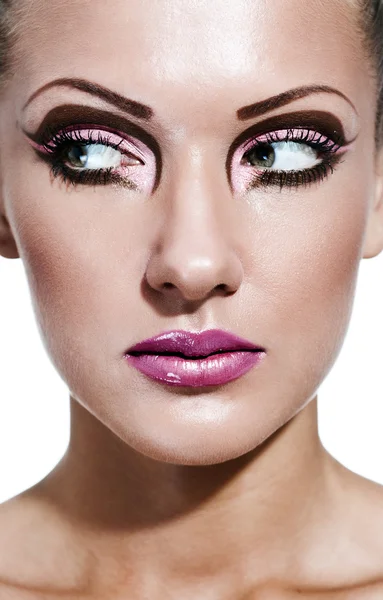 Schöne junge Frau mit Glamour-Make-up — Stockfoto