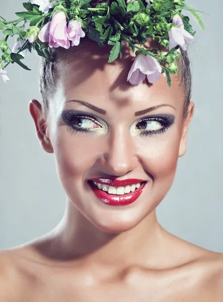 Lächelnde junge schöne Frau mit Glamour-Make-up — Stockfoto