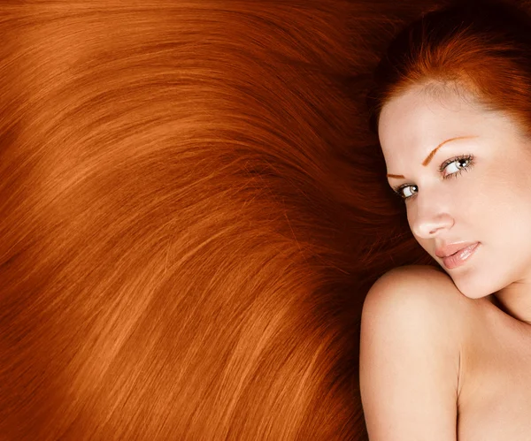 Retrato conceitual de moda de uma mulher com belo cabelo brilhante longo vermelho saudável — Fotografia de Stock