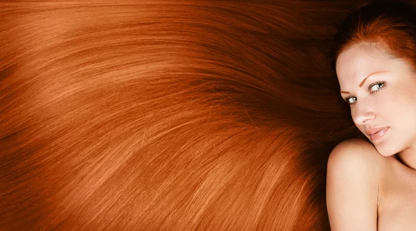 Mode portrait conceptuel d'une femme avec de beaux longs cheveux brillants rouges sains — Photo