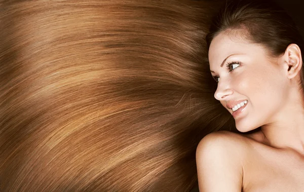 Close-up portrait of a beautiful young woman with elegant long shiny hair, conceptual hairstyle — Stock Photo, Image