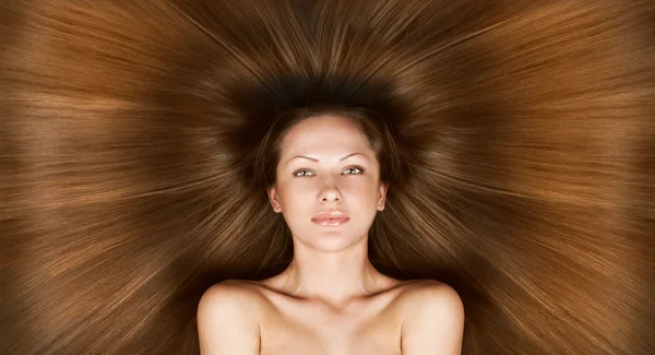 Moda güzel uzun sağlıklı parlak saçlı bir kadın kavramsal portresi — Stok fotoğraf