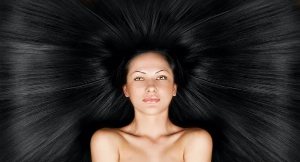 Retrato conceitual de moda de uma mulher com belo cabelo brilhante longo preto saudável — Fotografia de Stock