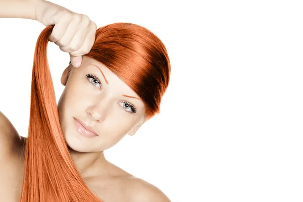 Retrato conceitual de moda de uma mulher com belo cabelo brilhante longo vermelho saudável — Fotografia de Stock