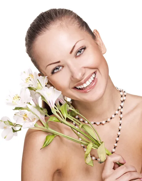 Mujer joven sensual con piel limpia perfecta sosteniendo flores —  Fotos de Stock
