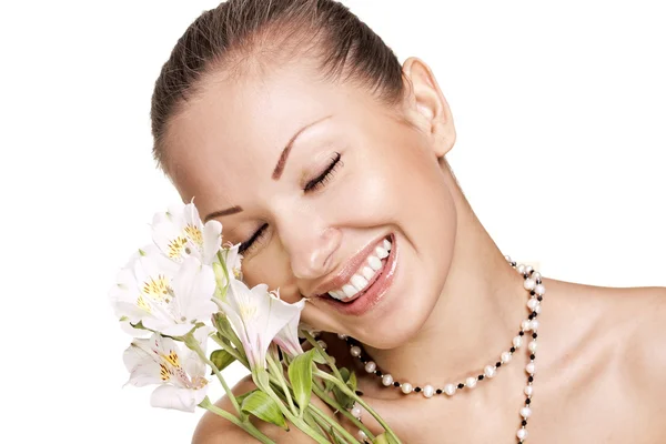 Sinnliche junge Frau mit perfekt sauberer Haut, die Blumen hält — Stockfoto