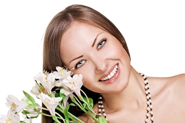 Sinnliche junge Frau mit perfekt sauberer Haut, die Blumen hält — Stockfoto