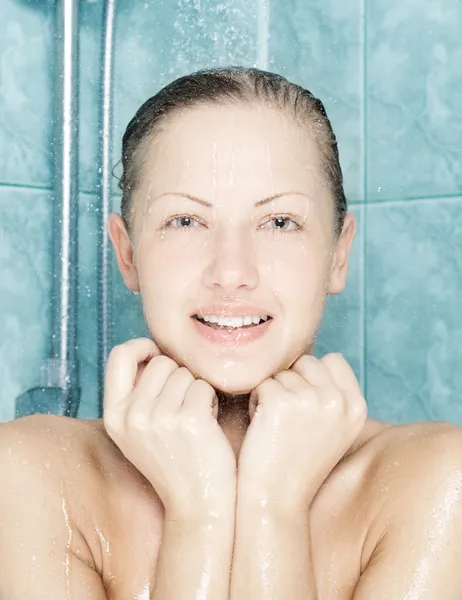 Jeune belle femme attrayante prenant une douche — Photo