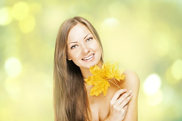 Beautiful smiling woman, holds autumn leafs — Stock Photo, Image