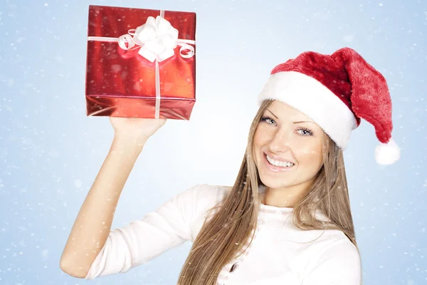 Felice bella donna in cappello di Babbo Natale in possesso di regalo di Natale — Foto Stock