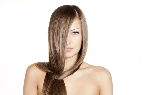 Close-up retrato de uma bela jovem com cabelo longo e brilhante elegante, isolado no fundo branco — Fotografia de Stock