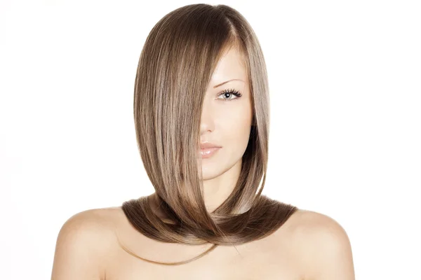 Retrato de cerca de una hermosa joven con elegante cabello largo y brillante, aislado sobre fondo blanco —  Fotos de Stock