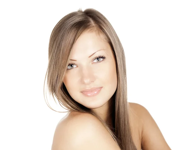 Close-up portret van een mooie jonge vrouw met elegante lang glanzend haar, geïsoleerd op witte achtergrond — Stockfoto