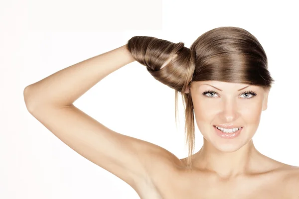 Ritratto ravvicinato di una bella giovane donna con eleganti lunghi capelli lucidi, isolata su sfondo bianco — Foto Stock