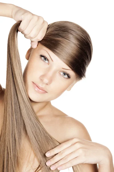 Close-up portret van een mooie jonge vrouw met elegante lang glanzend haar, geïsoleerd op witte achtergrond — Stockfoto