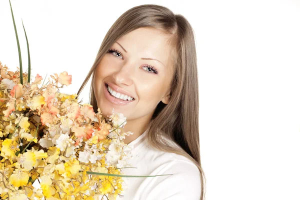 Glückliche junge schöne Frau mit Blumen — Stockfoto