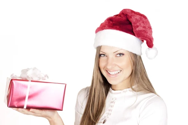 Mulher bonita feliz em santa chapéu segurando presente de Natal — Fotografia de Stock