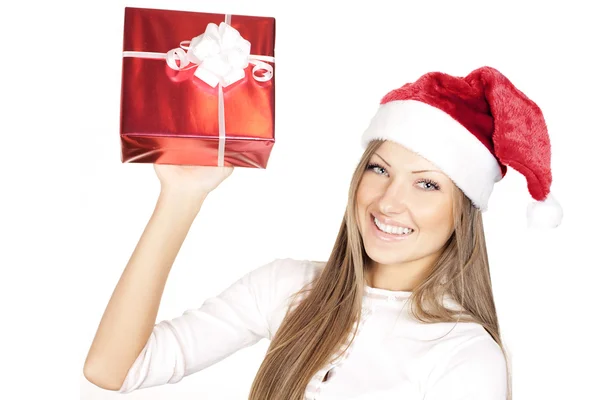 Mulher bonita feliz em santa chapéu segurando presente de Natal — Fotografia de Stock