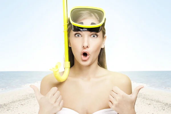 Young attractive surprised girl in a swimming mask, on the beach — Stock Photo, Image