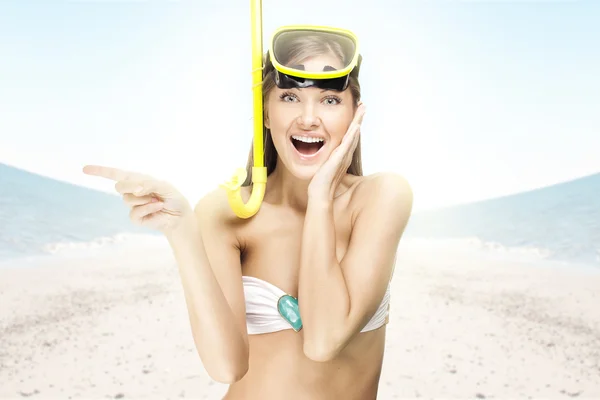 Happy young woman in a swimming mask, on the beach — Stock Photo, Image
