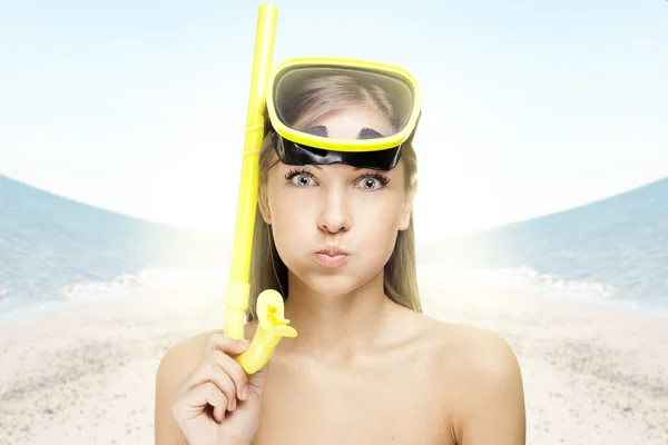 Glad ung kvinna i en simning mask, på stranden — Stockfoto