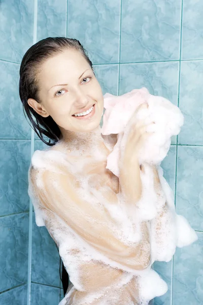 mutlu gülümseyen kadın alarak duş