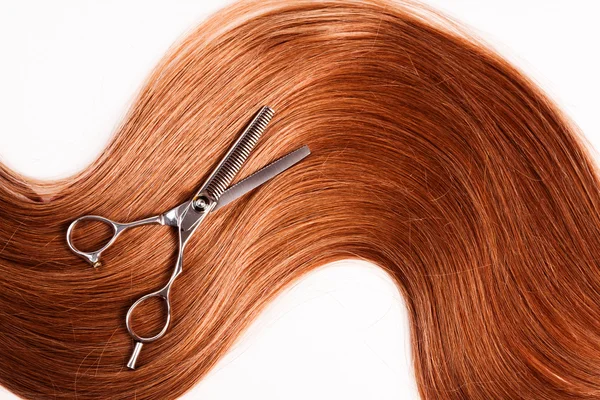 Zdravá žena vlasy a nůžky — Stock fotografie