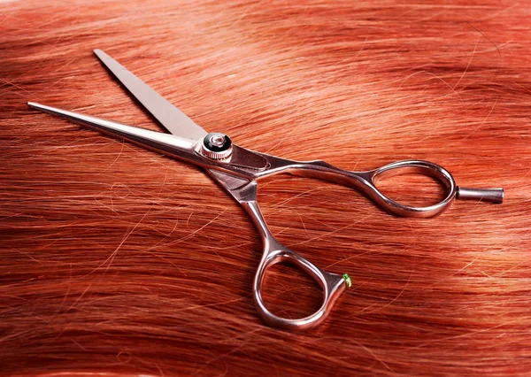 düz sağlıklı kadın saç ve makas