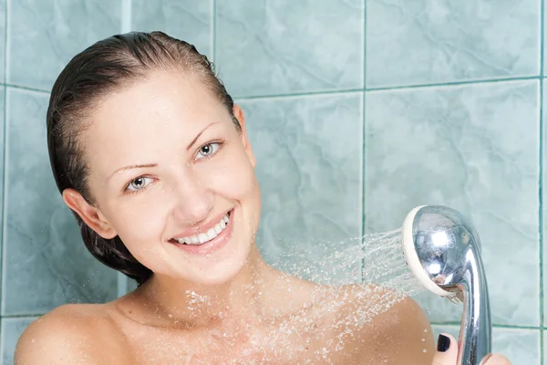 Сексуальная и счастливая молодая красивая женщина принимает душ — стоковое фото