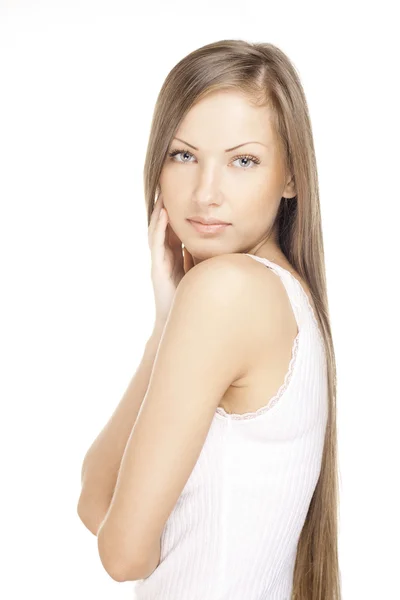 Retrato de cerca de una hermosa joven con elegante cabello largo y brillante, aislado sobre fondo blanco — Foto de Stock