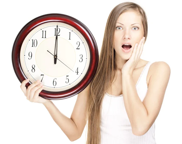 Zaskoczony atrakcyjna młoda kobieta trzymając wielki zegar, na białym tle — Zdjęcie stockowe