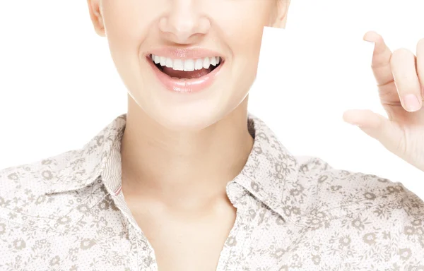 Mulher segurando um cartão de visita e sorrindo — Fotografia de Stock